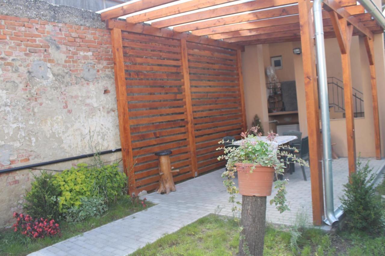 Suterenovy Apartman V Centre Piest'any Exterior foto